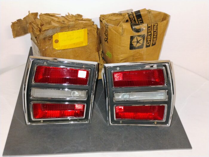 1968 Dodge Dart, Rear Tail Lamp / Light Assemblies 2853066, 2853067